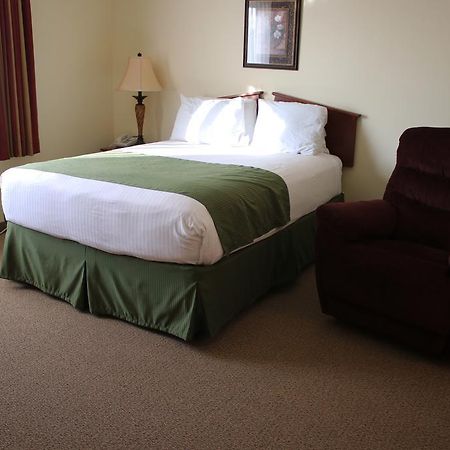 The Edgewood Hotel And Suites Fairbury Buitenkant foto