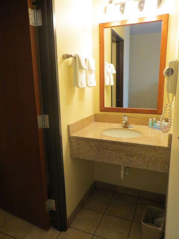 The Edgewood Hotel And Suites Fairbury Buitenkant foto