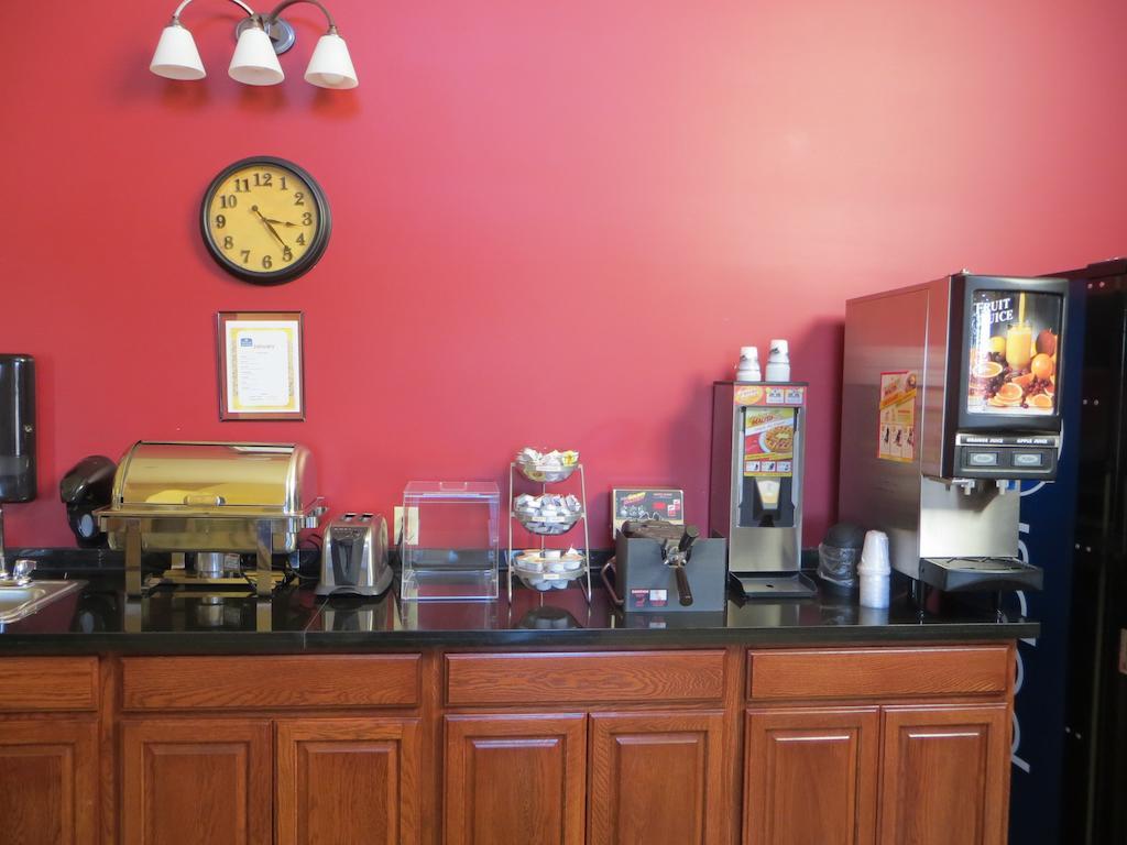 The Edgewood Hotel And Suites Fairbury Buitenkant foto
