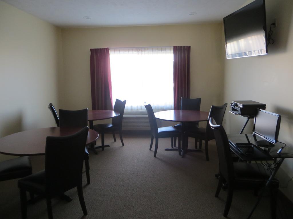 The Edgewood Hotel And Suites Fairbury Buitenkant foto