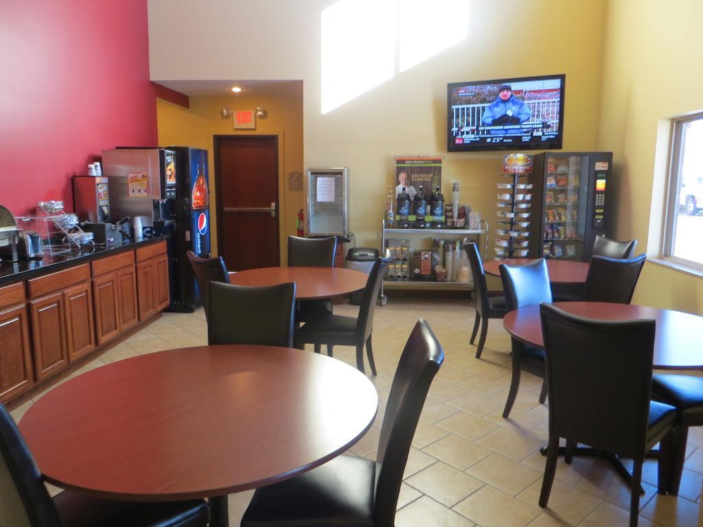 The Edgewood Hotel And Suites Fairbury Buitenkant foto