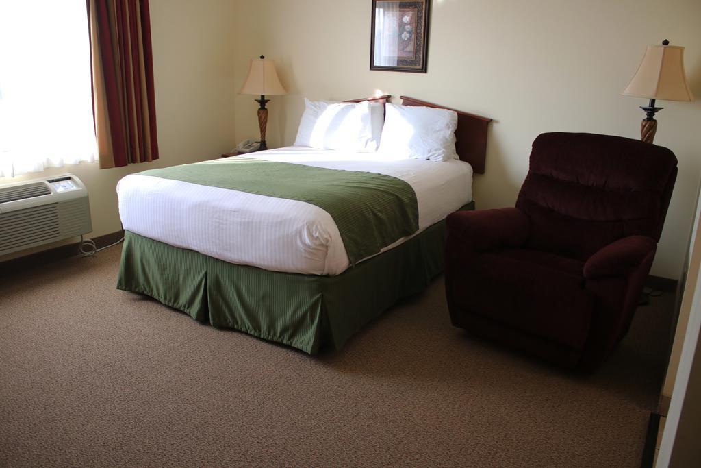 The Edgewood Hotel And Suites Fairbury Buitenkant foto