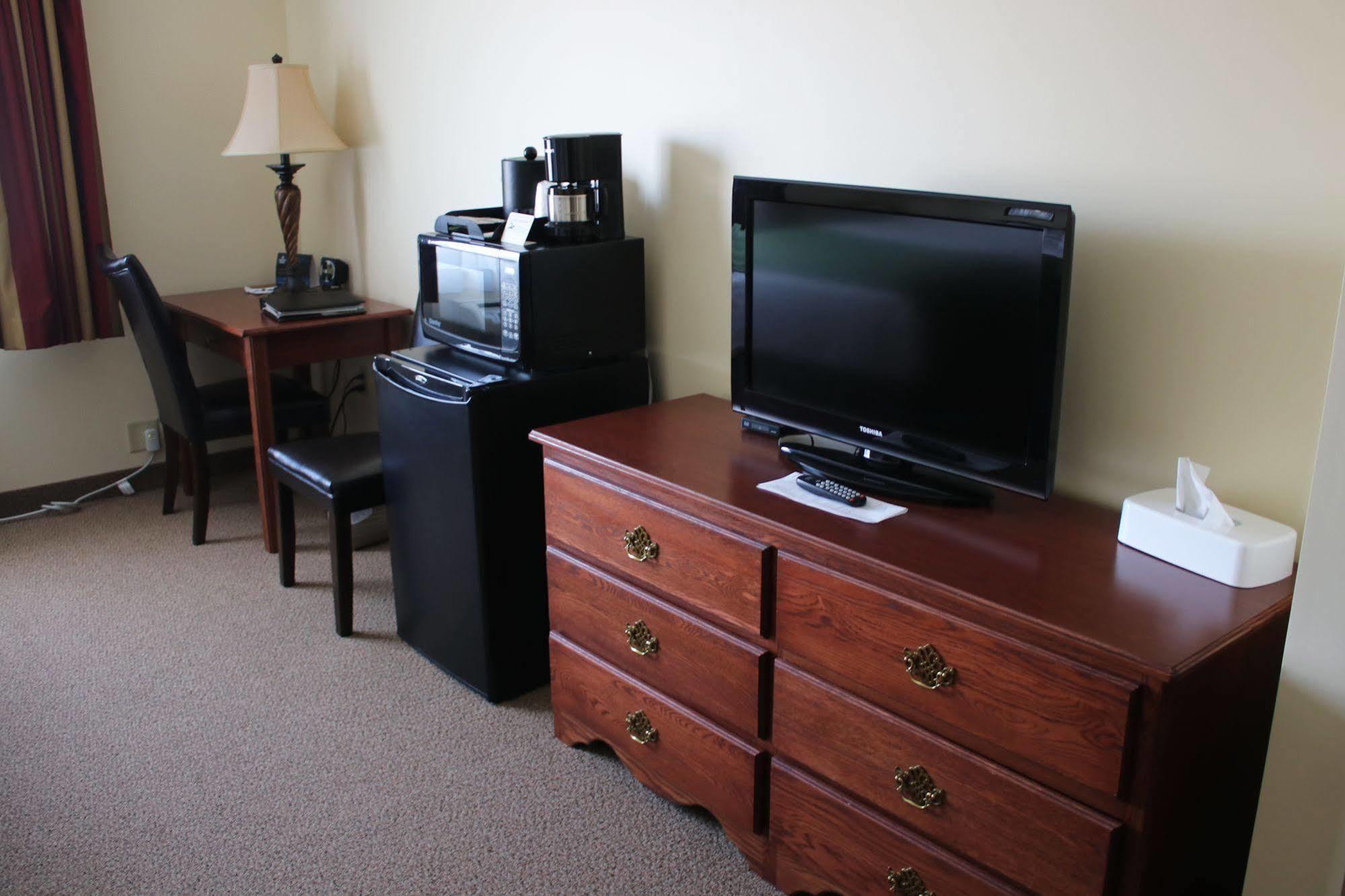 The Edgewood Hotel And Suites Fairbury Buitenkant foto