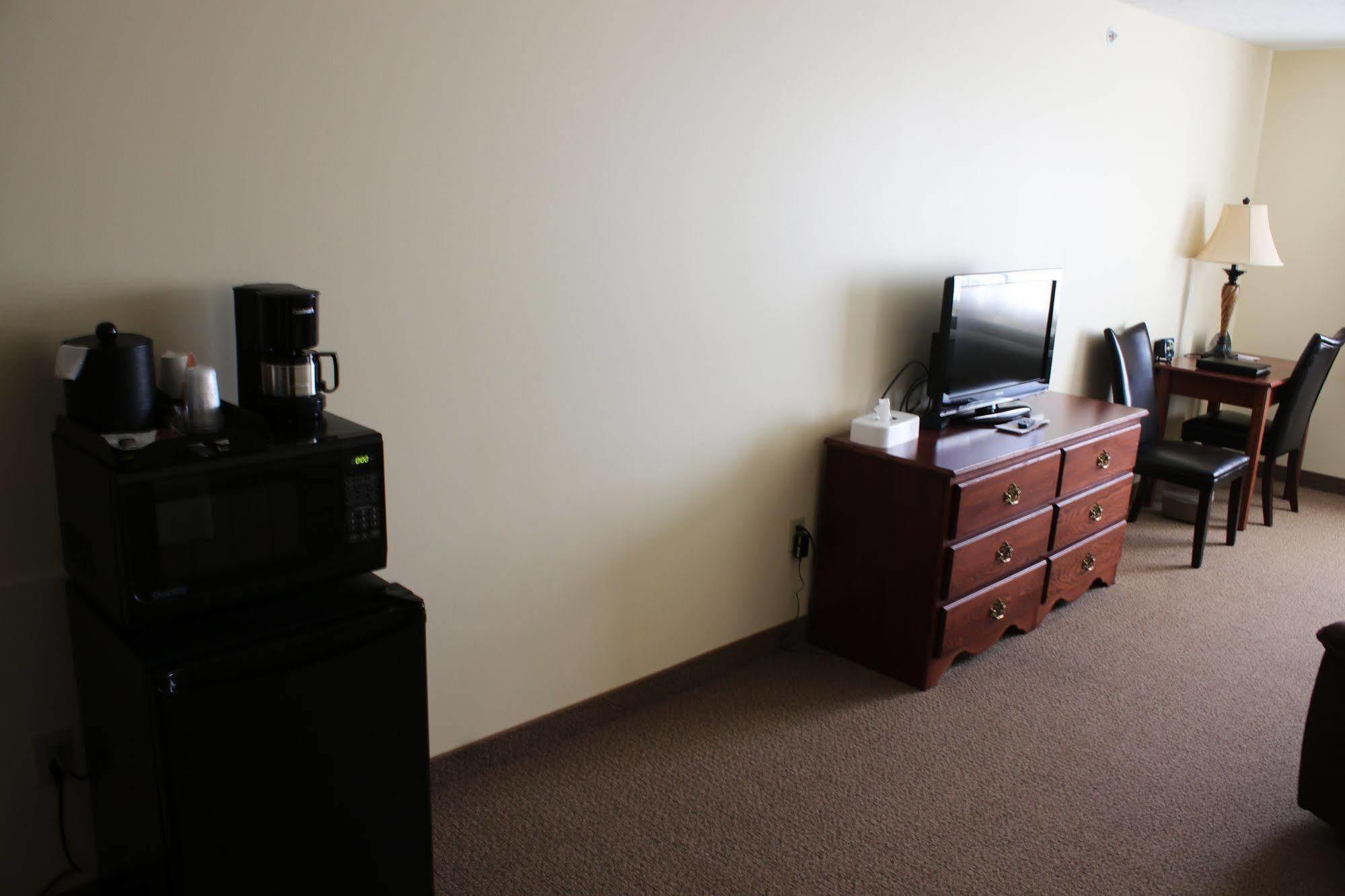 The Edgewood Hotel And Suites Fairbury Buitenkant foto
