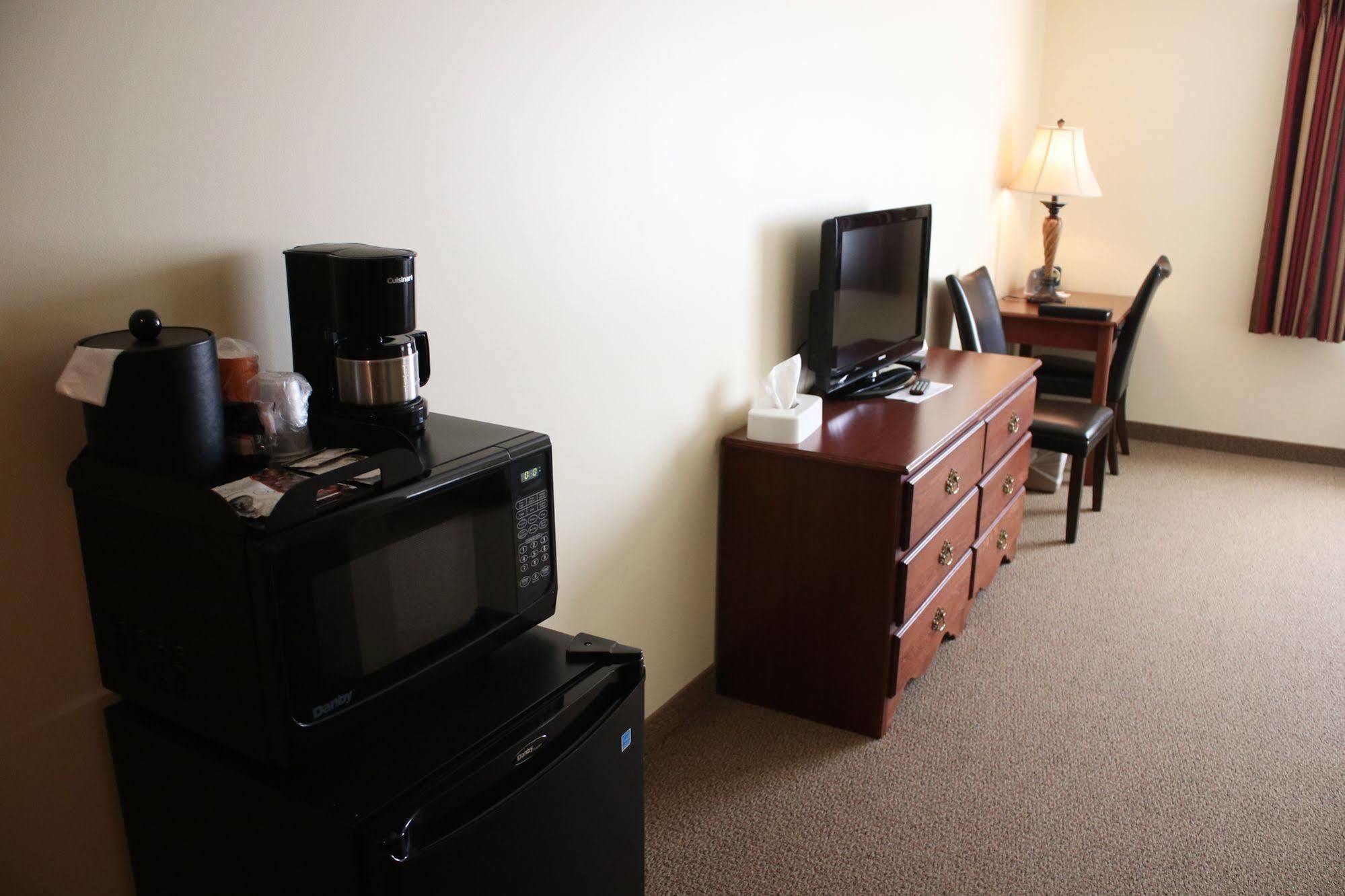 The Edgewood Hotel And Suites Fairbury Buitenkant foto
