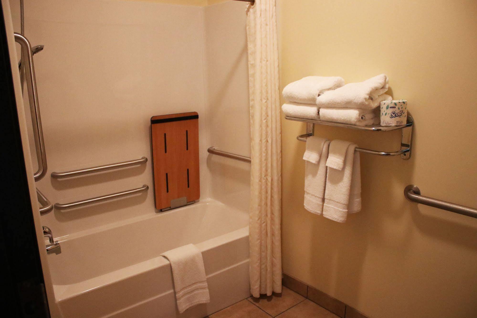 The Edgewood Hotel And Suites Fairbury Buitenkant foto