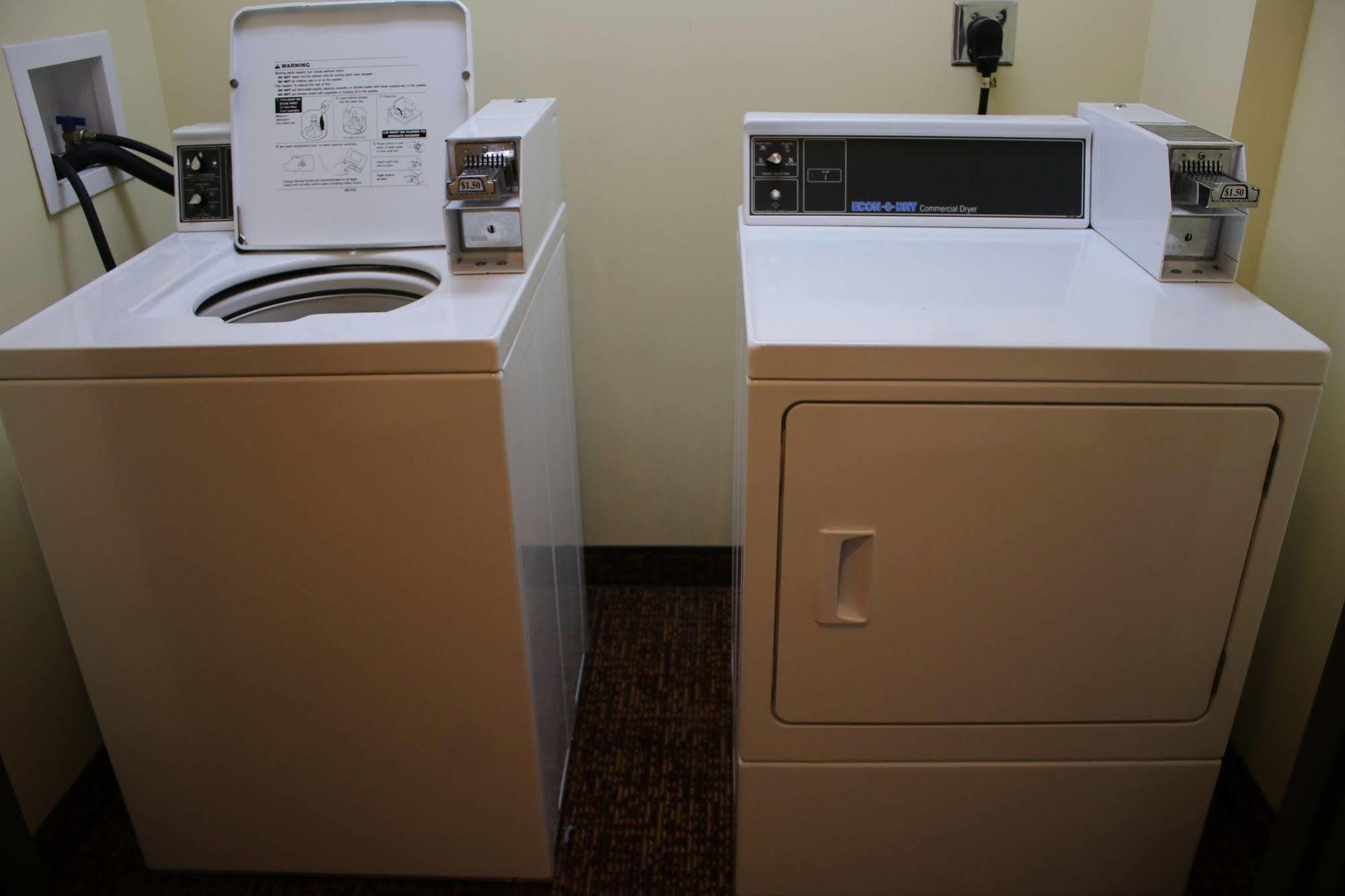 The Edgewood Hotel And Suites Fairbury Buitenkant foto