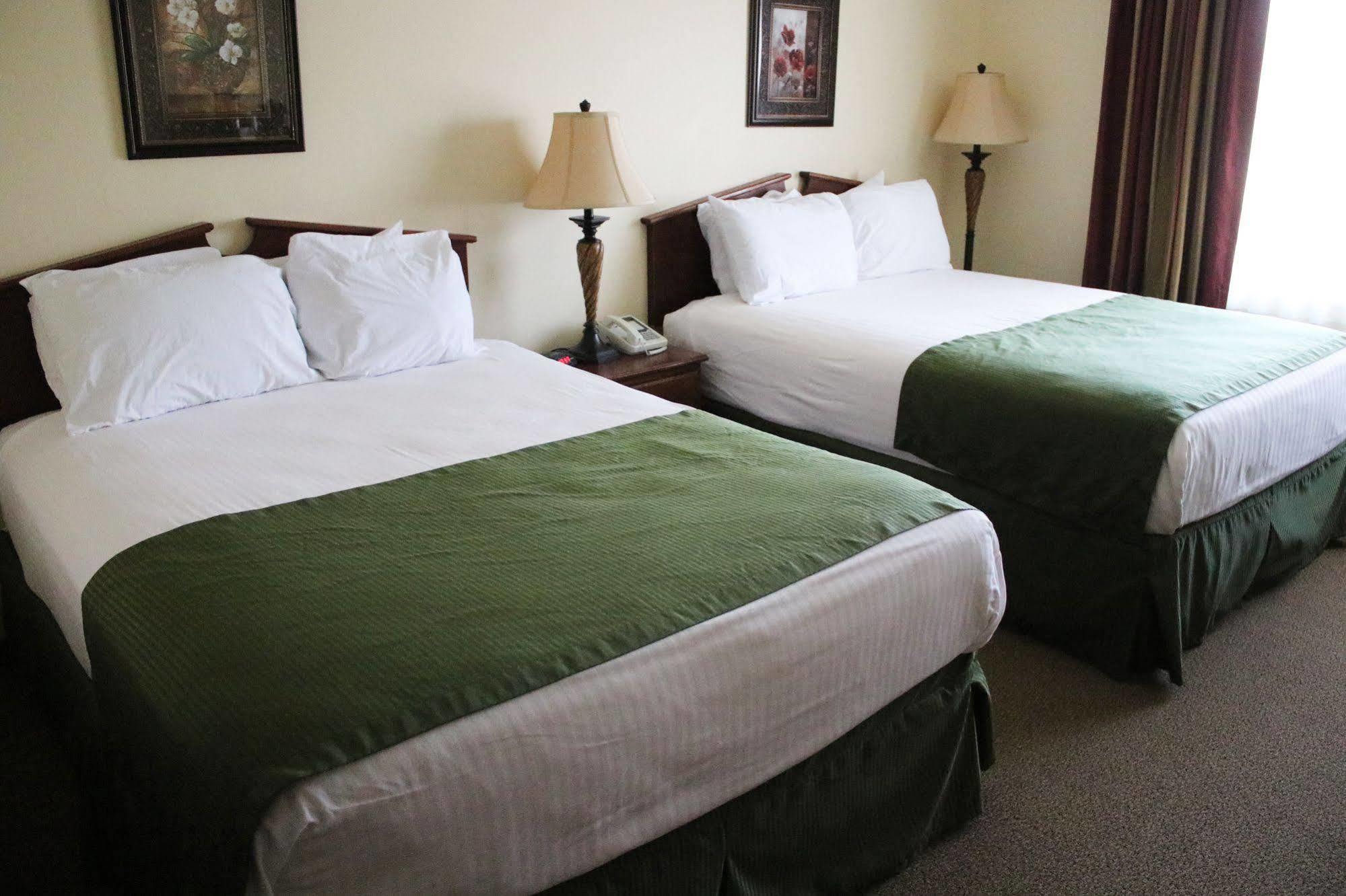 The Edgewood Hotel And Suites Fairbury Buitenkant foto