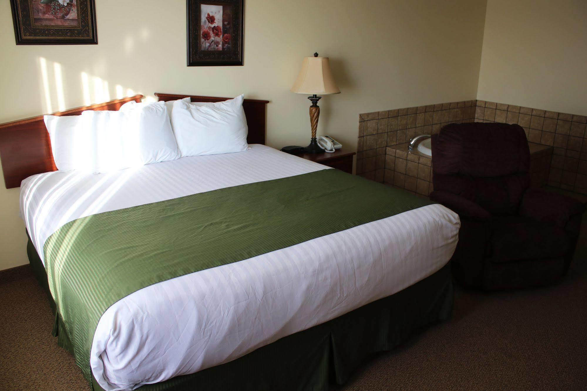 The Edgewood Hotel And Suites Fairbury Buitenkant foto