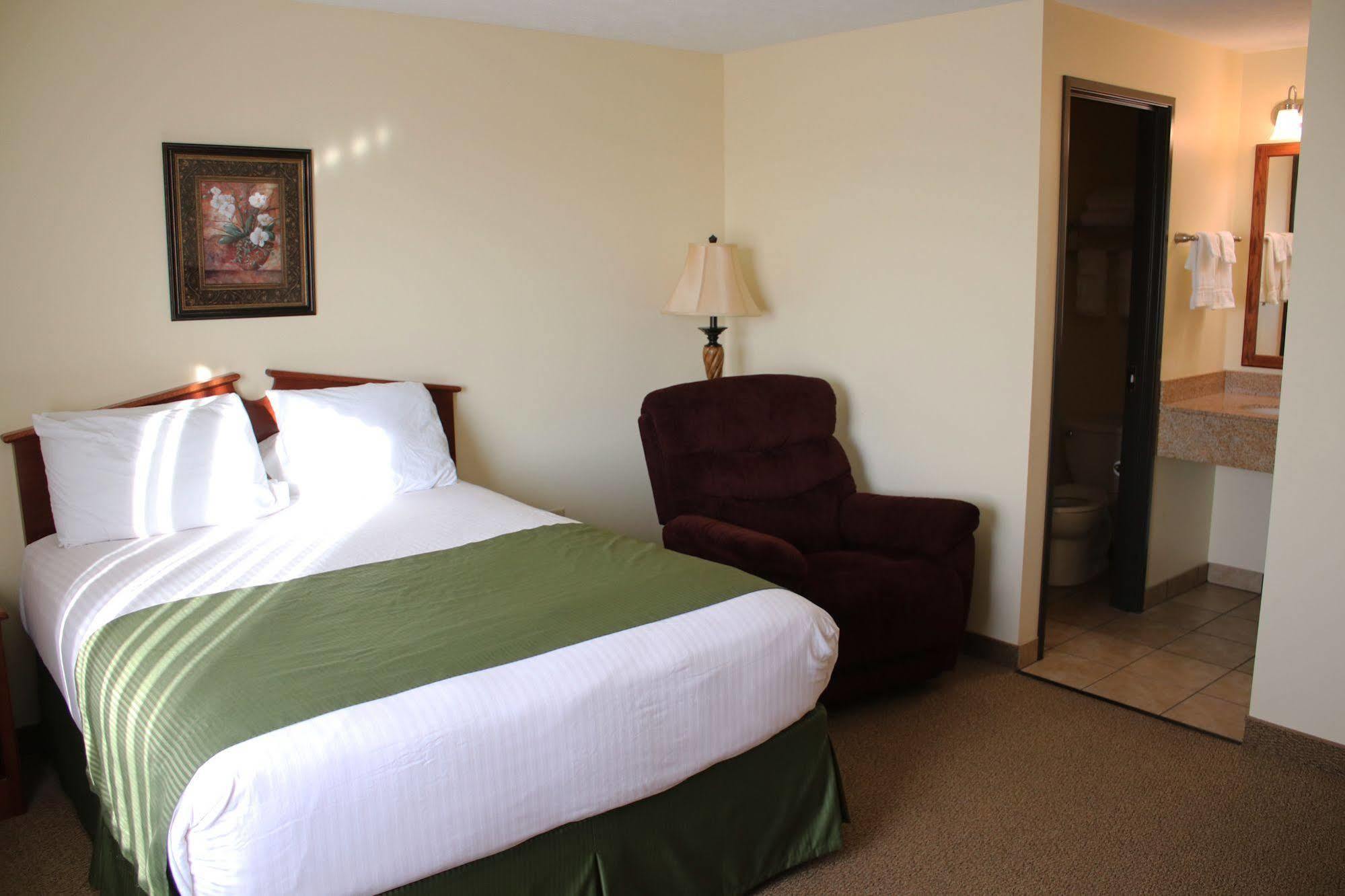 The Edgewood Hotel And Suites Fairbury Buitenkant foto