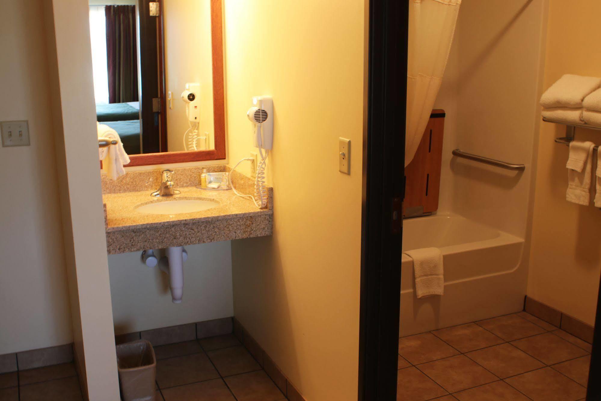 The Edgewood Hotel And Suites Fairbury Buitenkant foto