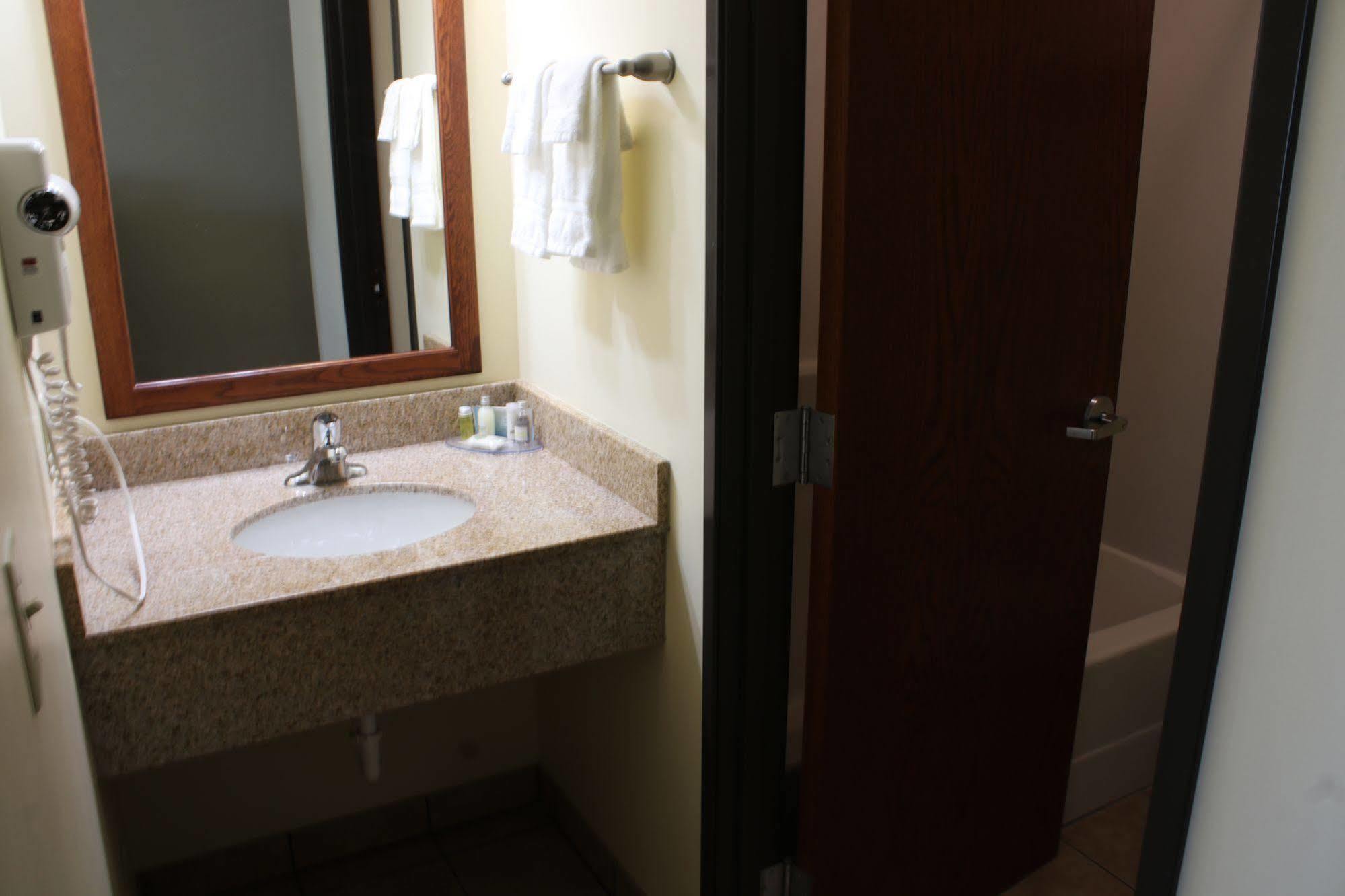 The Edgewood Hotel And Suites Fairbury Buitenkant foto