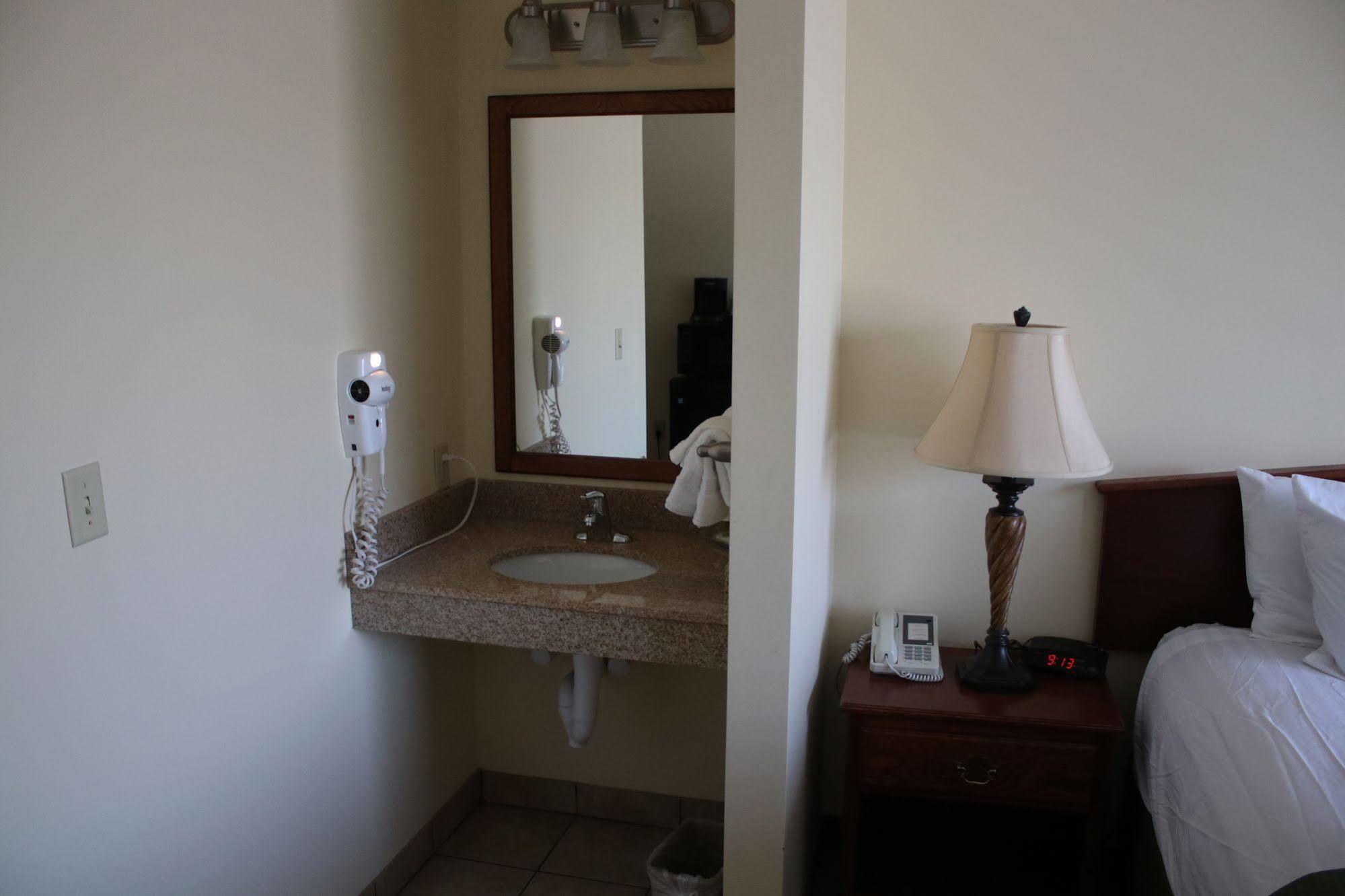 The Edgewood Hotel And Suites Fairbury Buitenkant foto