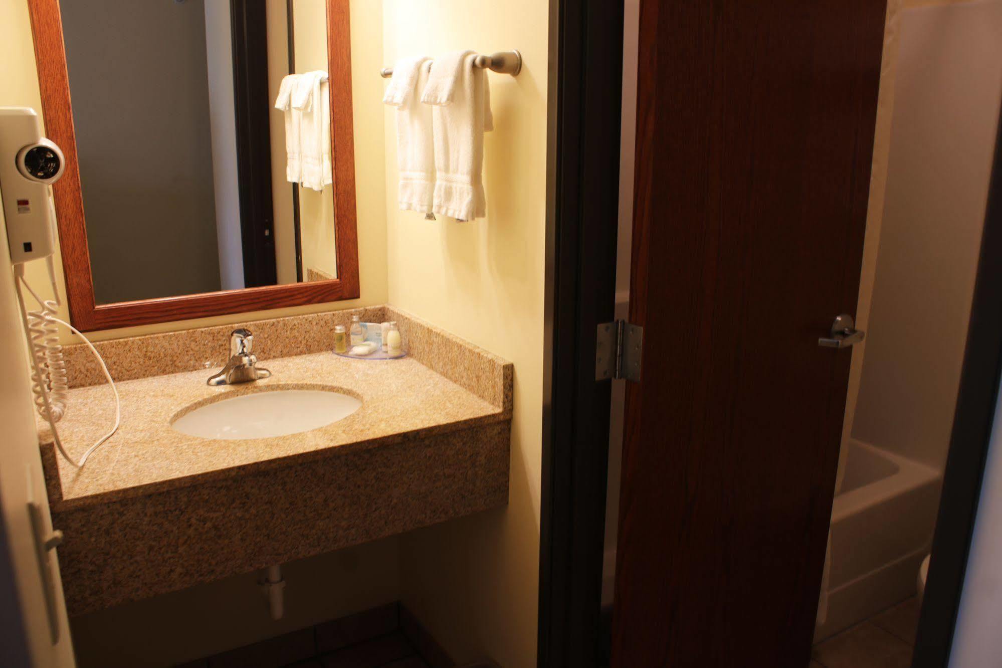 The Edgewood Hotel And Suites Fairbury Buitenkant foto