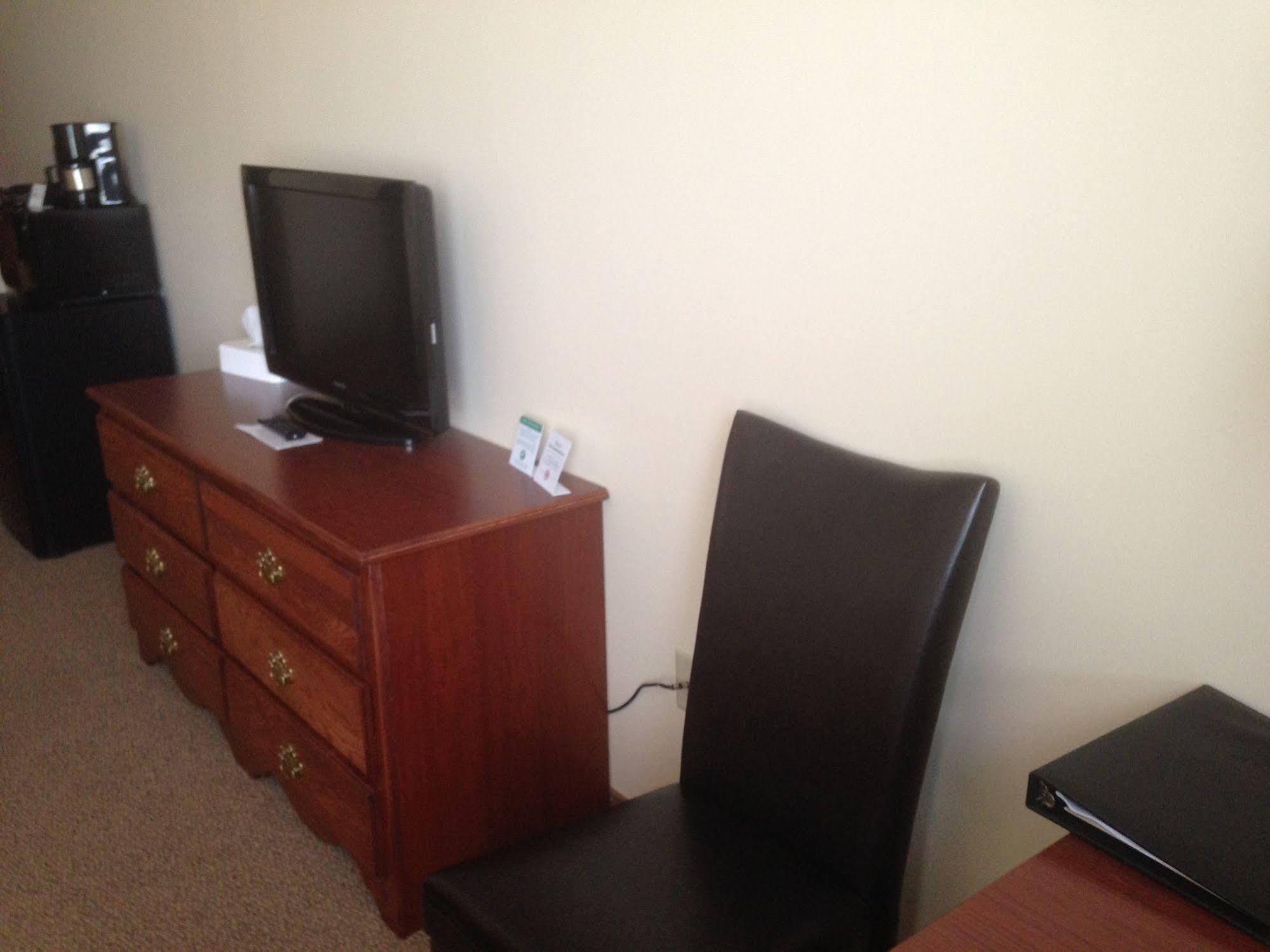 The Edgewood Hotel And Suites Fairbury Buitenkant foto