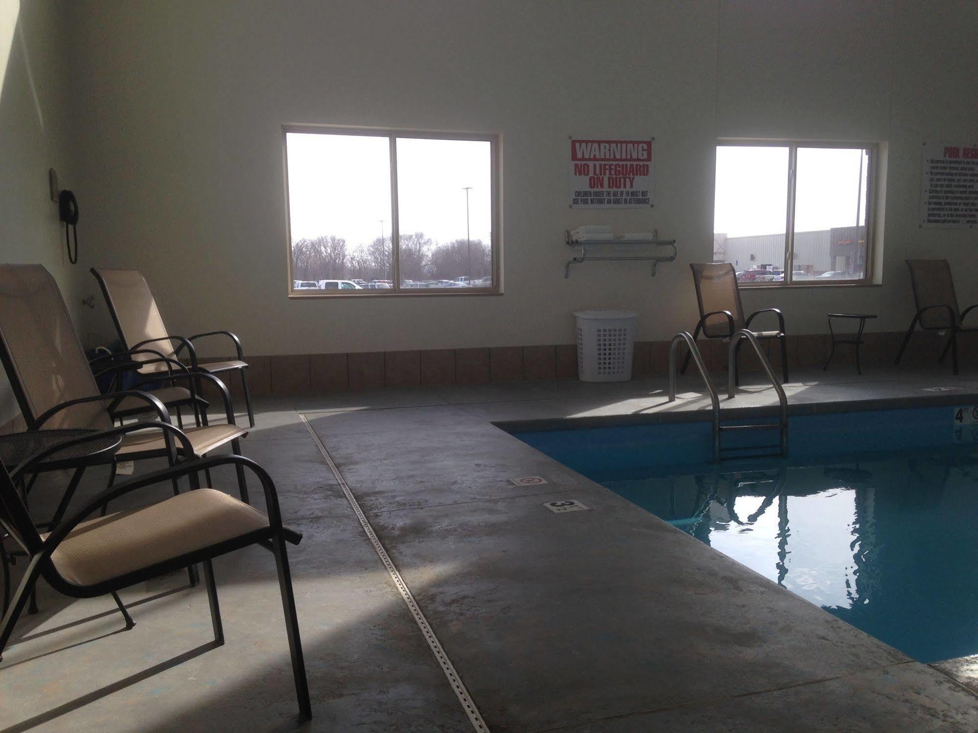 The Edgewood Hotel And Suites Fairbury Buitenkant foto