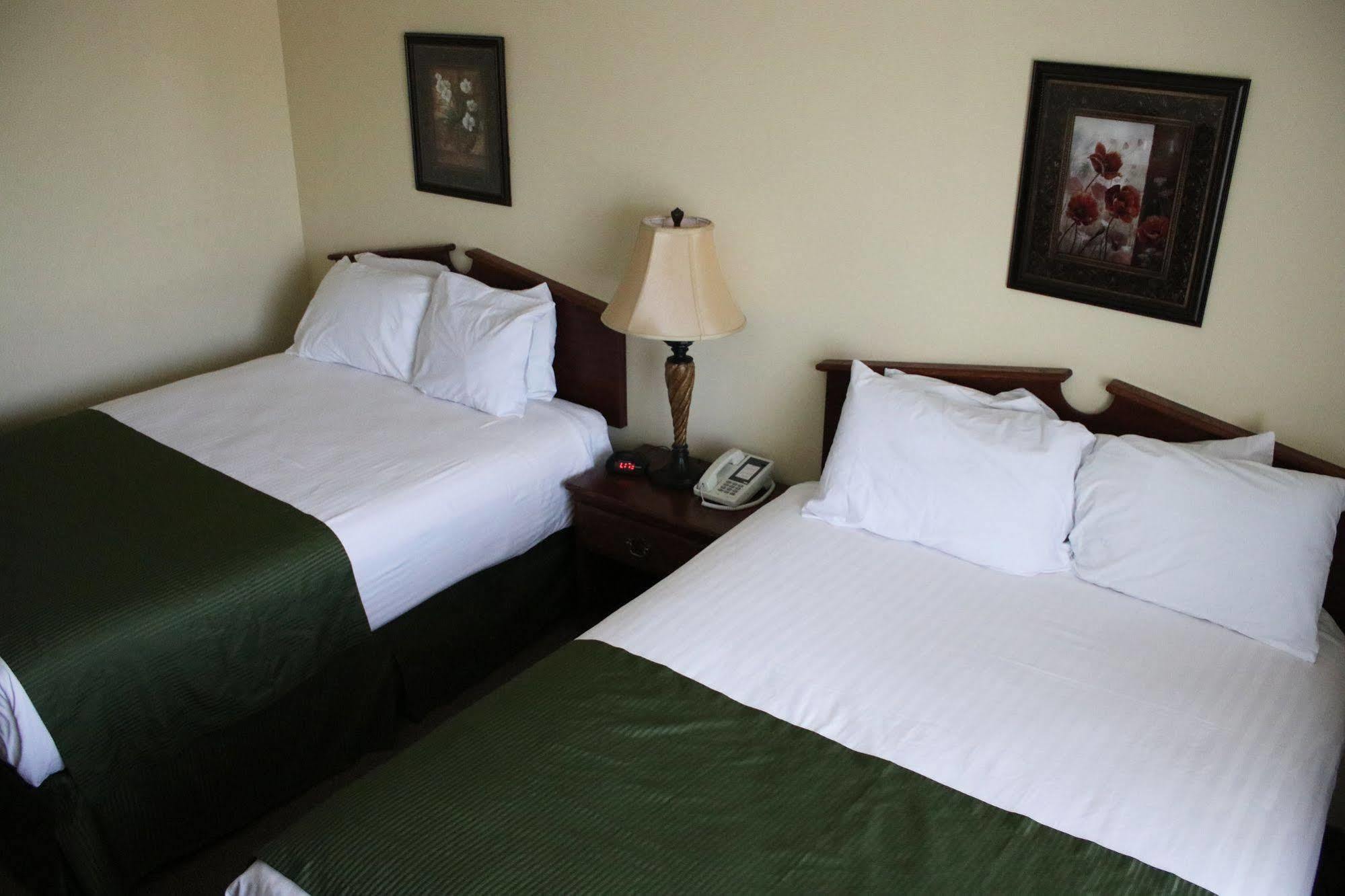 The Edgewood Hotel And Suites Fairbury Buitenkant foto