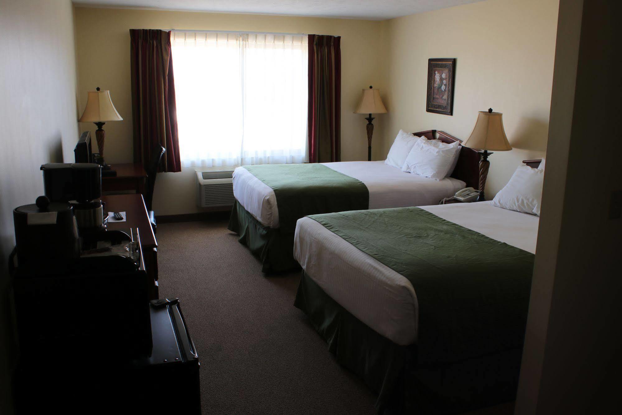 The Edgewood Hotel And Suites Fairbury Buitenkant foto