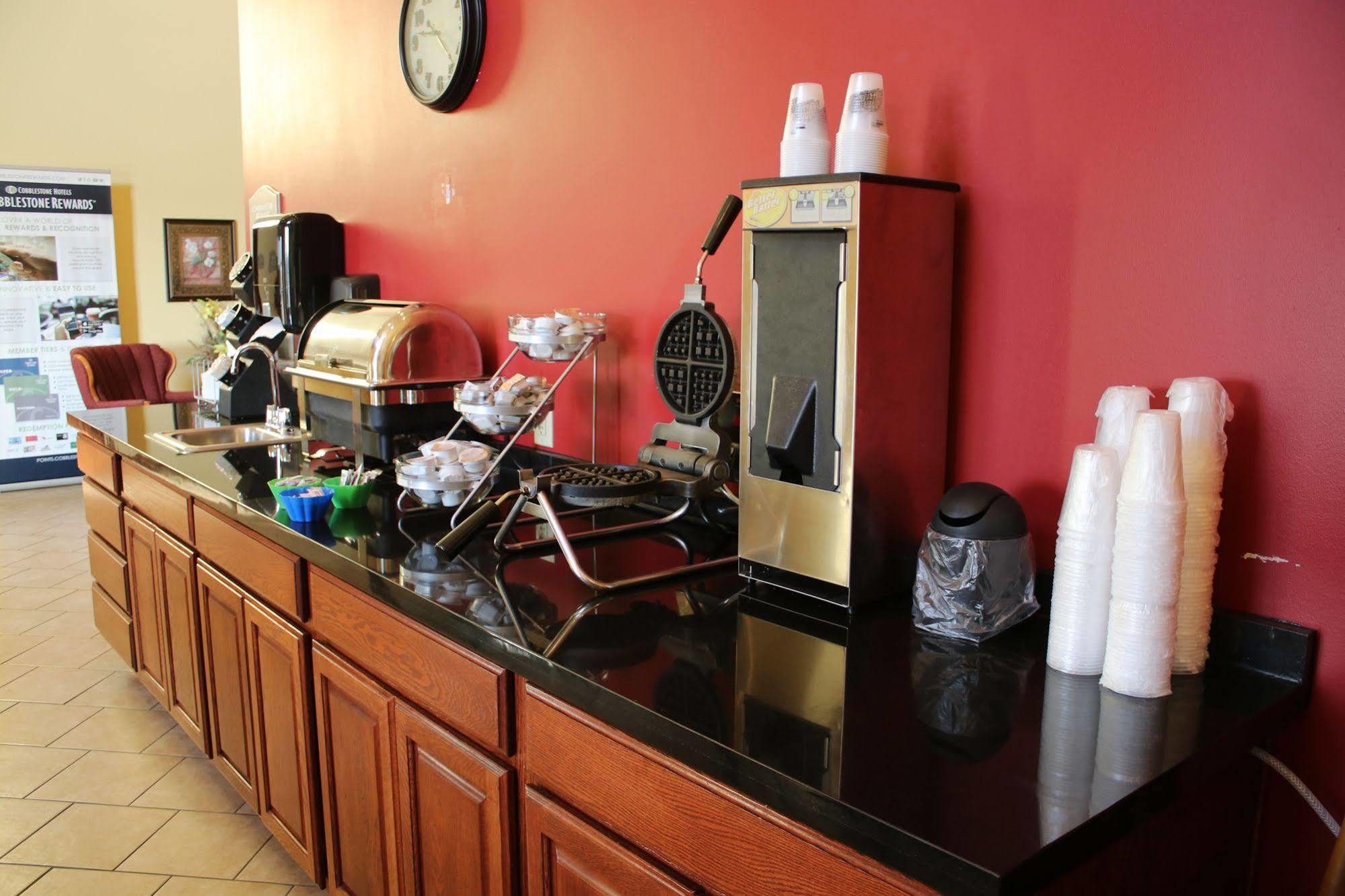 The Edgewood Hotel And Suites Fairbury Buitenkant foto