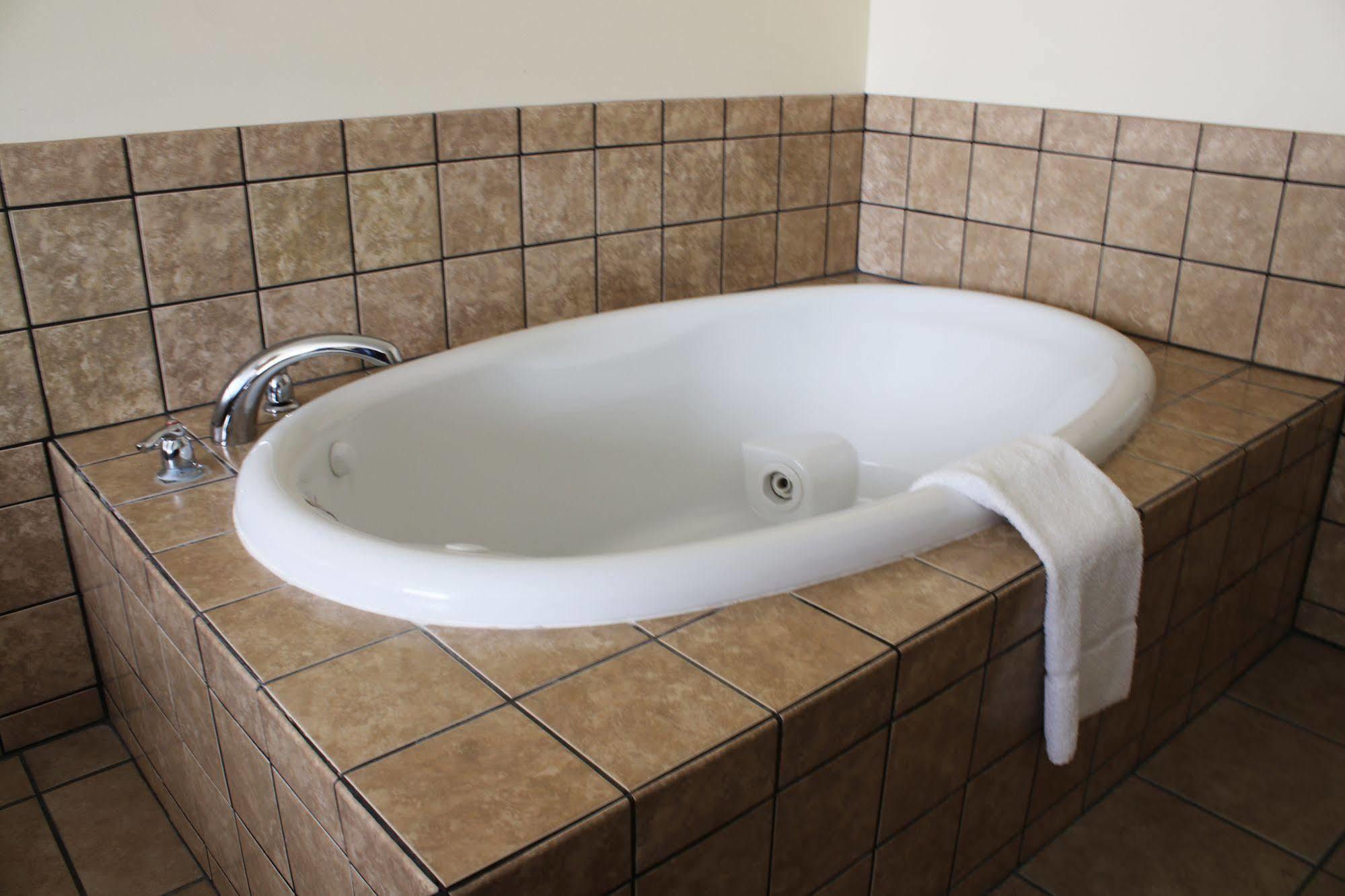 The Edgewood Hotel And Suites Fairbury Buitenkant foto