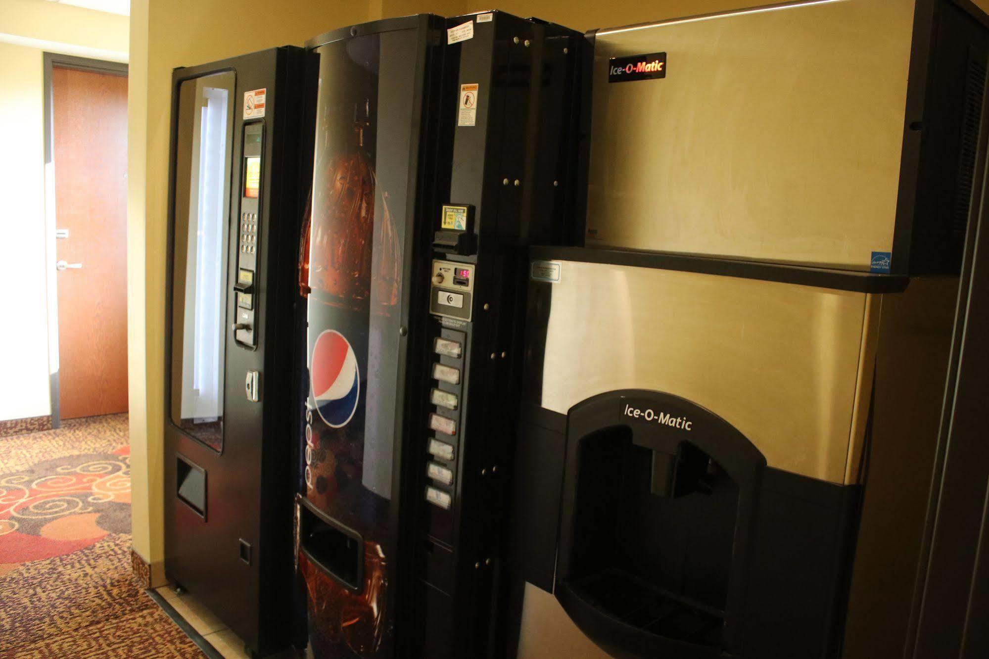 The Edgewood Hotel And Suites Fairbury Buitenkant foto