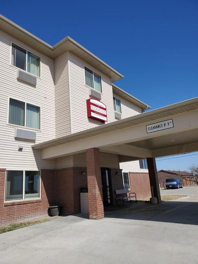 The Edgewood Hotel And Suites Fairbury Buitenkant foto