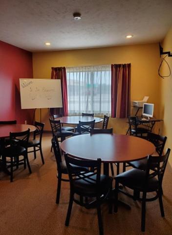 The Edgewood Hotel And Suites Fairbury Buitenkant foto